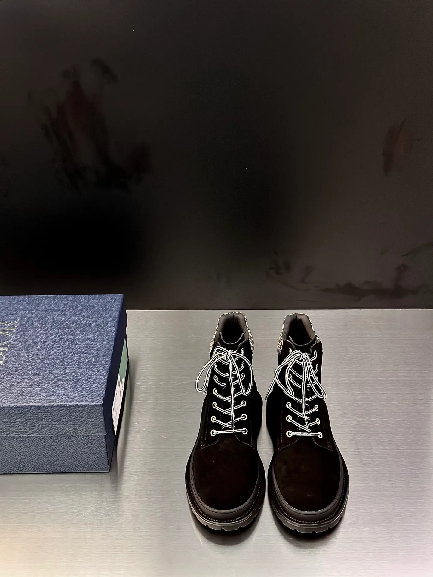 Men's shoes 💰960 Dior Dior high-top sneakers, top-quality goods produced in Dongguan, show version, leading counter trial style, Nappa cowhide material, light and breathable, soft and comfortable, easier to put on and take off, calfskin leather edging, distinctive sports style, genuine leather tongue Dior letter badge, showing the brand style, lightweight embossed pattern rubber sole, light and genuine leather feet, with original packaging Size: 39-40-41-42-43-44 (45, 46 customized) leather shoe size